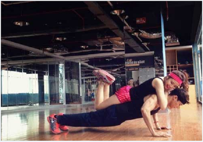 clip nhấp nh&ocirc; ở ph&ograve;ng gym