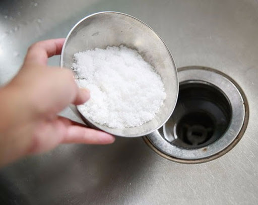 Th&ocirc;ng cống nghẹt hiệu quả bằng muối v&agrave; bột nở