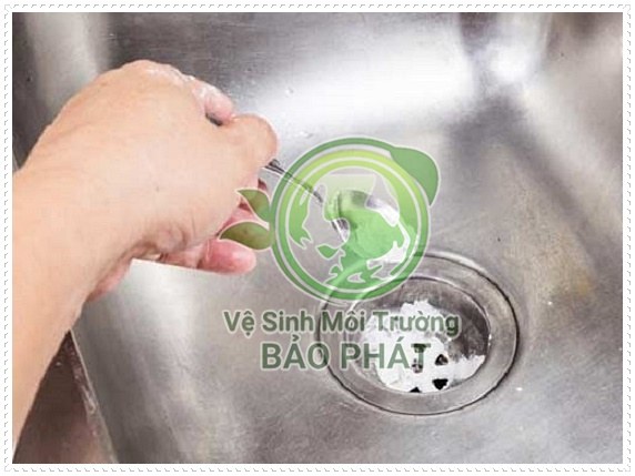 C&aacute;ch th&ocirc;ng bồn rửa, bồn rửa b&aacute;t bằng khoan d&acirc;y c&aacute;p.