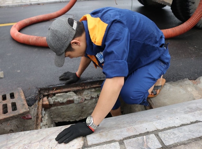 Thợ nạo v&eacute;t hố ga huyện Nh&agrave; B&egrave; cảnh b&aacute;o về sự lừa đảo