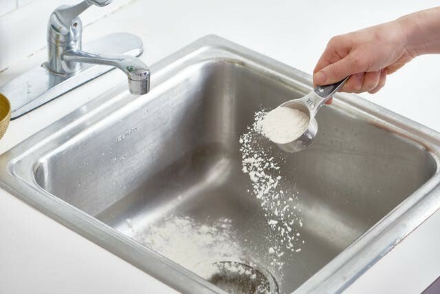 Th&ocirc;ng đường ống tho&aacute;t bồn rửa ch&eacute;n bằng hỗ hợp muối nở, giấm